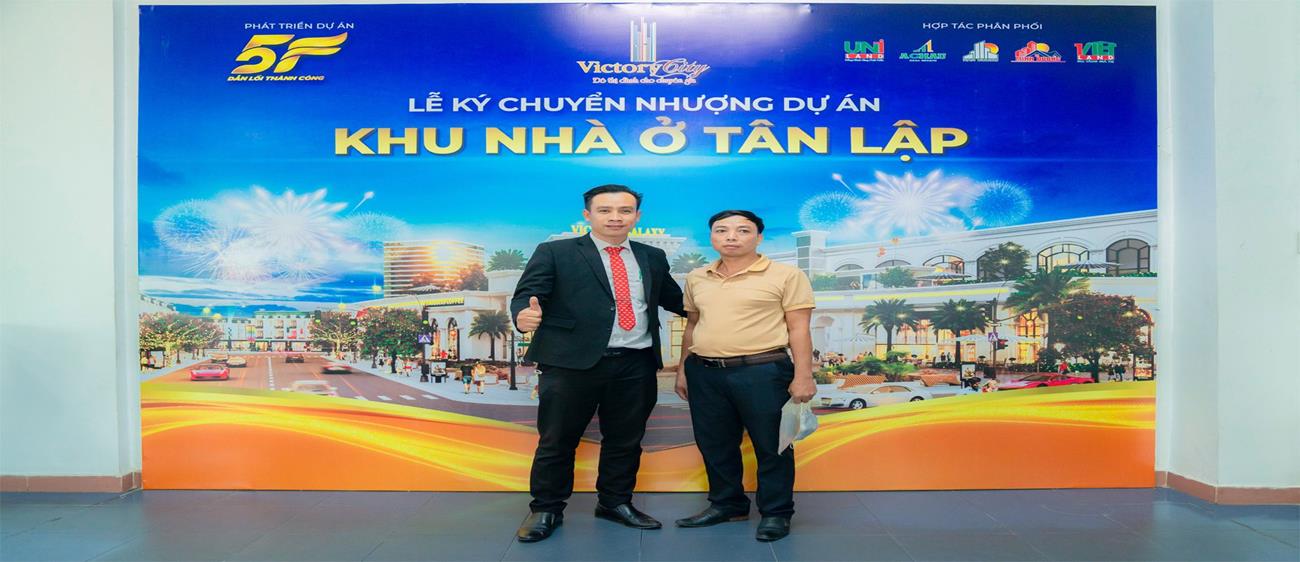 Đại diện Uniland (trái) chụp hình lưu niệm với một khách hàng tại lễ ký kết chuyển nhượng Victory City.